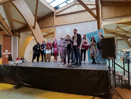 Sophie, présidente de la MJC de Saint-Avold, prend la parole sur la scène principale du Salon Du Geek 2024 lors de l'inauguration.