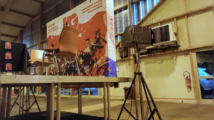 une enceinte 500w 12X Phenix Event sur son trépied lourd devant la scène de l'espace gaming du salon du geek de saint-avold édition 2024