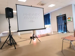 Détail de l’enceinte de sonorisation 700w gauche installée pour la conférence, avec vue sur la table et l’écran