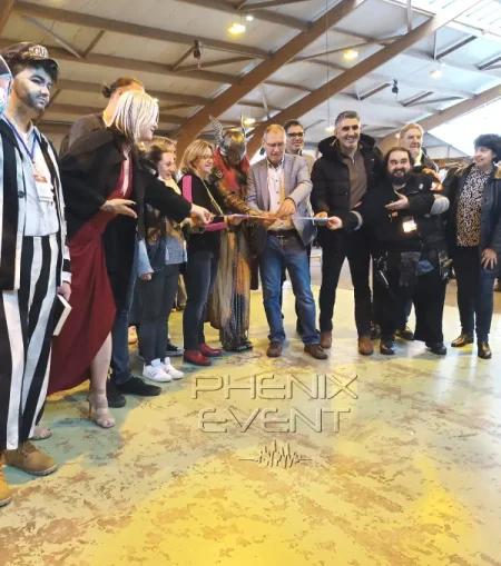 le maire et la présidente de la MJC de saint-avold coupent un cordon tricolore et inaugurent la 3ème édition du salon du geek de saint-avold.