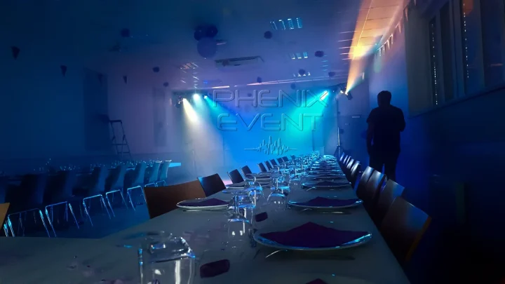 Vue de la salle des fêtes de Lesse depuis le fond à droite, sono et lumières activées