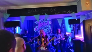 Jem 2000 sur la scène du Shamrock Pub à Thionville, interprétant leur titre original "Vie Suspendue" en live, dans une ambiance punk rock électrique.