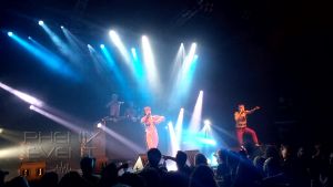 Little Big interprète Hateful Love sur la scène de la Kulturfabrik