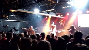 Le groupe Little Big interprète Russian Hooligans sur la scène de Chez Paulette devant de nombreux spectateurs.