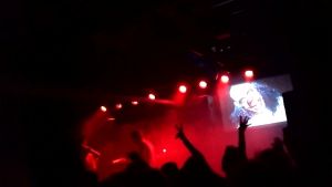 Little Big interprétant What a Fucking Day Chez Paulette. Un visage de clown est projeté dans le fond de scène