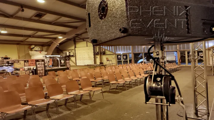 Vue de la scène sonorisée pour le Salon du Geek 2024 à Saint-Avold, avant l’ouverture de l'événement