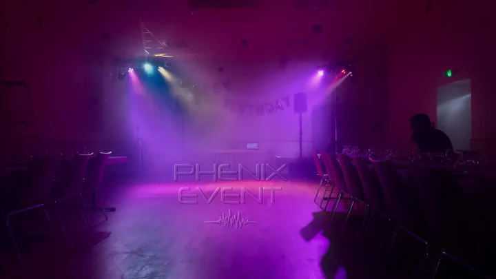 Salle des fêtes de Lesse avec sono et jeux de lumière installés