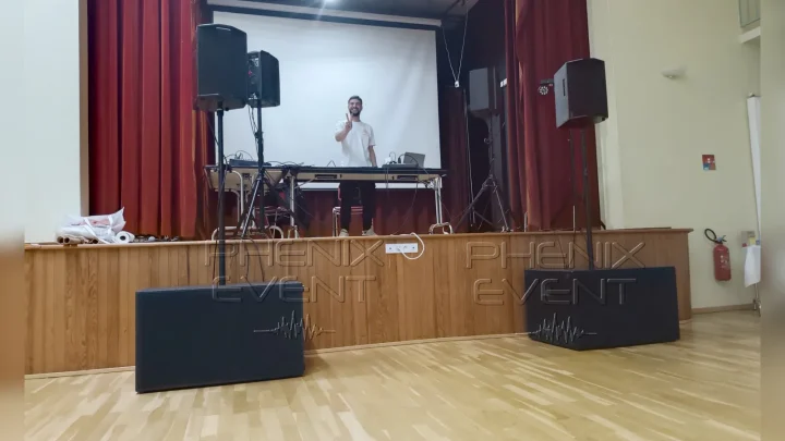 Installation du système de sonorisation 3000w et retours de scène loués à Rombas, avec le matériel en place et Benoît posant devant