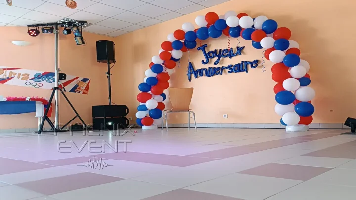 Un module de la sonorisation 1900W et un module du Pack Fête 1 installés pour un anniversaire à Narbéfontaine. Une arche de ballons est au centre.