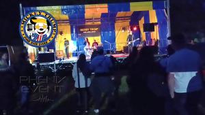 Mickey Trump lors de leur interprétation de All i want for christmas is you sur la scène de la fête du sport de Herserange