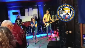 Les quatre membres du groupe de punk rock Thionvillois Mickey Trump interprètent Believe lors d'un concert au Bar Rock