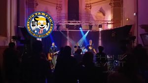 Les musiciens de Mickey Trump interprètent Believe devant un public qui danse pour le concert de Sclérolife