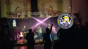 Le groupe de punk rock Mickey Trump, reprend Blinding Lights sur la scène de Fillières