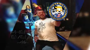 un spectacteur venu voir Mickey Trump fait de la Air Guitare. Le bassiste et la chanteuse du groupe sont en arrière plan.