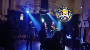 Mickey Trump sur scène à Fillières en pleine interprétation de "Flowers"