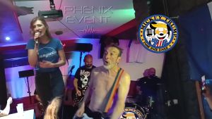 Les musiciens de Mickey Trump accompagnent la chanteuse, debout sur le bar, en chantant freed from desire