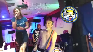 Les musiciens de Mickey Trump accompagnent la chanteuse, debout sur le bar, en chantant freed from desire