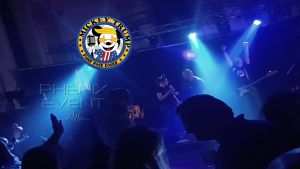 Mickey Trump clôture le concert caritatif à Fillières avec une reprise de Freed From Desire, devant un public enjoué.