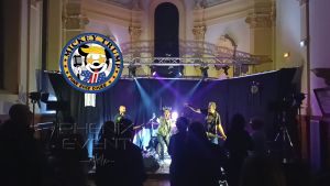 Mickey Trump sur scène pendant leur reprise de Friday I'm In Love