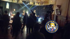 Mickey Trump interprétant Let It Be sur la scène de la salle de Fillières devant un public enthousiaste