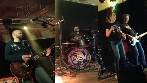 Mickey Trump au moment d'interpréter Still Loving You dans une version raggae. Le guitariste est à gauche, le batteur au centre, la chanteuse et le bassiste à droite de l'image (photo montage)