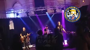 Mickey Trump sur la scène de la salle de Fillières interprétant Wannabe des Spice Girls