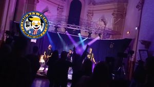 Mickey Trump interprétant What's Up sur la scène de la salle de Fillières