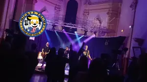 Mickey Trump sur scène, éclairés par les jeux de lumière, performant pour le public venu au concert de Fillières