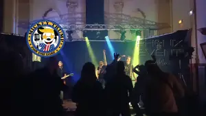 Mickey Trump sur scène à Fillières, interprétant Whenever, Wherever dans une version punk rock, lors du concert au profit de Sclérolife.