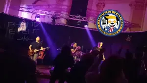 Mickey Trump interprétant Wonderwall sur la scène de la salle de Fillières lors du concert pour Sclérolife