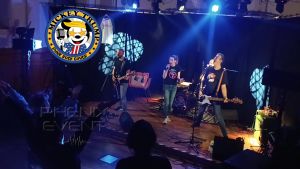 Le groupe Mickey Trump sur la scène de la salle des fêtes de Fillières