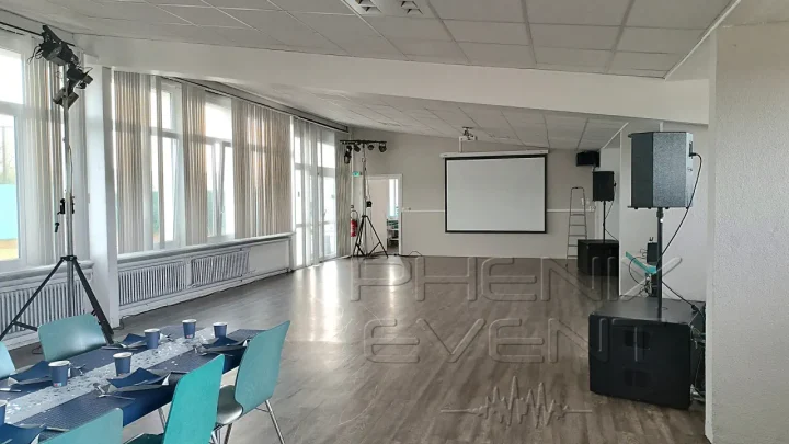 Gros plan sur les équipements son et lumière installés dans la salle des fêtes