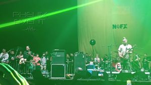 NOFX interprétant Kill All The White Man sur la scène de l'Open Air E-Werk. Fat Mike à la basse, El hefe à la trompette.