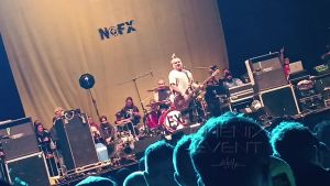 fat mike, chanteur et bassiste du groupe nofx, chante The Decline sur la scène