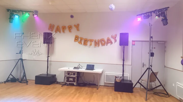 Vue de face, l'installation sono 1500w et Pack Fête 1 avec lumière de salle allumée