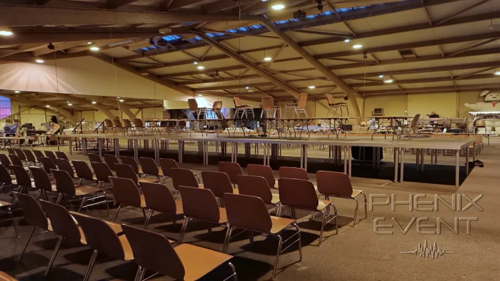 parterre de chaises et scène consacrée à l'espace gaming du salon du geek 2024 de saint-avold