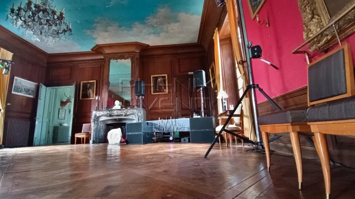 les deux modules du pack sono 2500w Stack installés aux extrémités de la table du DJ.