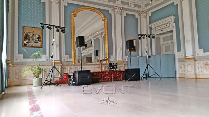 Vue du profil droit de l'installation sono et lumière