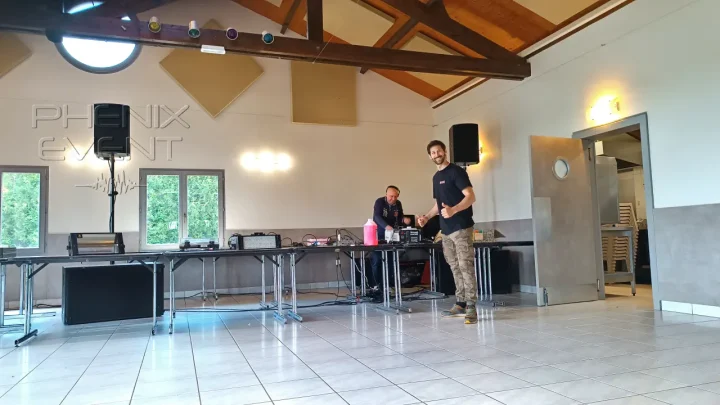 Guillaume, un ami d'enfance, pose devant la sono 3400w en souriant et levant le pouce