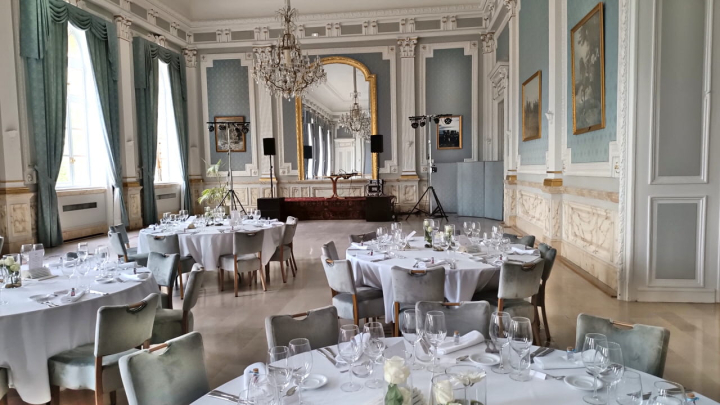 Vue d'ensemble du matériel de sonorisation et lumière installé dans la salle du Cercle des Officiers à Metz