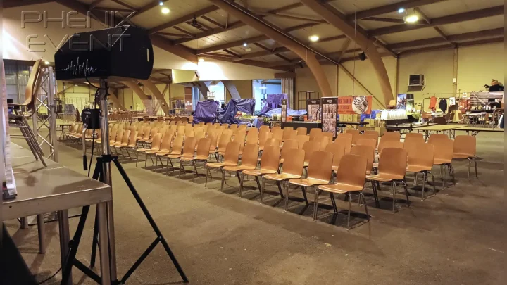 une enceinte 500w 12X sur trépied lourd installée au coin de la scène et dirigée vers le parterre de chaises au salon du geek 2024