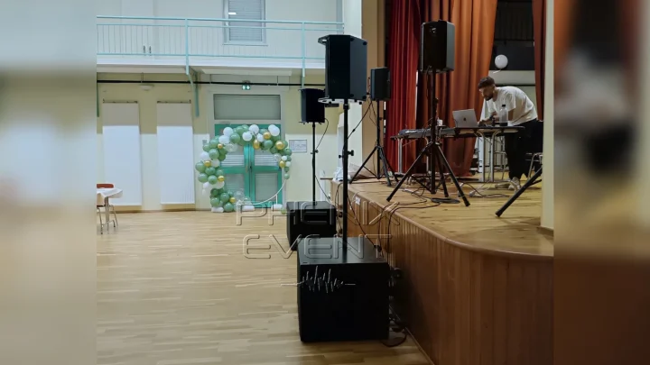 Benoît teste la sono depuis la scène à Rombas