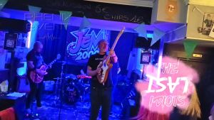 The Last Idiots interprètent Can't Help Falling In Love sur la scène du Shamrock Pub