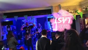 The Last Idiots au moment d'interpréter leur morceau intitulé - crazy -. Le chanteur guitariste mime la démence.