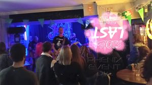 Sur la scène du Shamrock Pub de Thionville, The Last Idiots interprètent leur morceau intitulé Punk Rock Show.