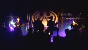 The Nazmen interprètent Papa Oum Mow Mow sur la scène du centre Socio Culturel de Sarreguemines