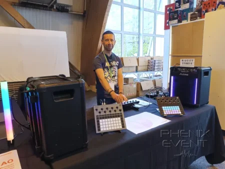 yves donne une initiation à la m.a.o (musique assistée par ordinateur) au Salon du Geek 2024 de Saint-Avold