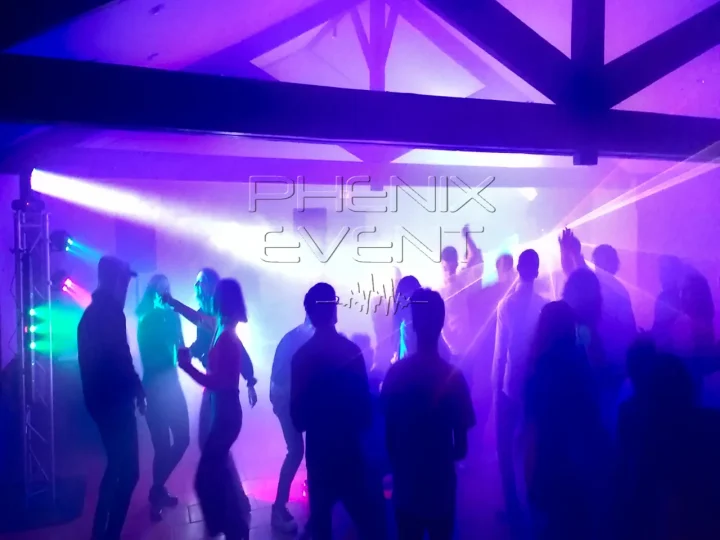 Ambiance festive créée avec le Pack Fête Lyre Beam, idéal pour une soirée d'anniversaire ou un mariage en Moselle.