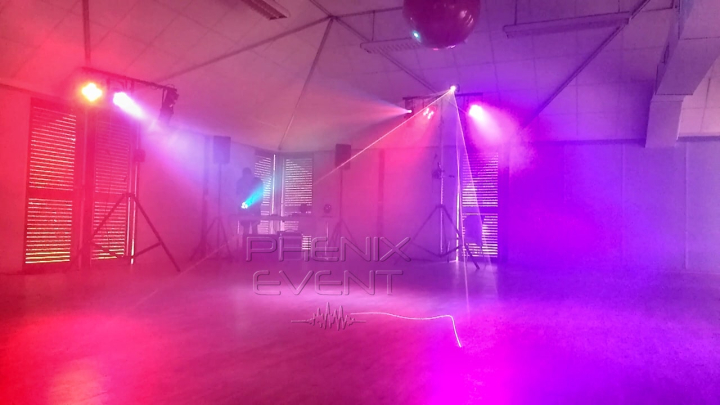 Les jeux de lumière prennent vie dans une ambiance violette et rosée. Le laser y met du sien également aussi...