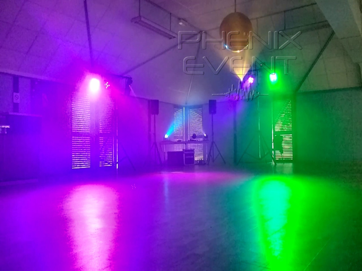 jeux de lumière violets et verts du pack Fête 1 estampillé Phenix Event en fonctionnement dans la salle des fêtes de Schopperten